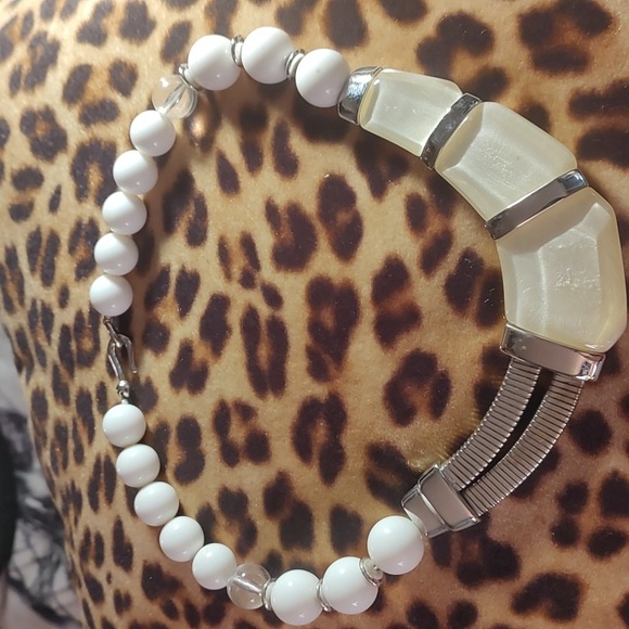 Necklace/White&Silver - Picture 3 of 7